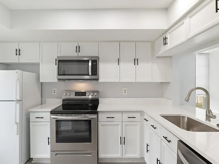 2403 S Walter Reed Dr — Photo 3