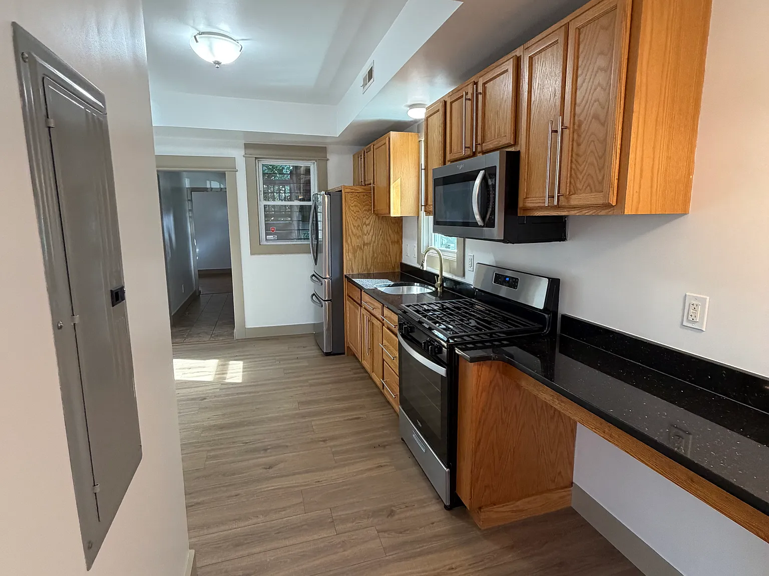 3 bed, 9999 sqft, $3,200 — Photo 4