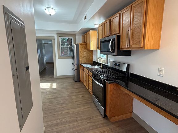 4th image of 33 Vaughan Ave #1