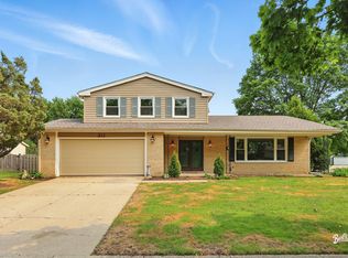 311 Greentree Pkwy, Libertyville, IL 60048