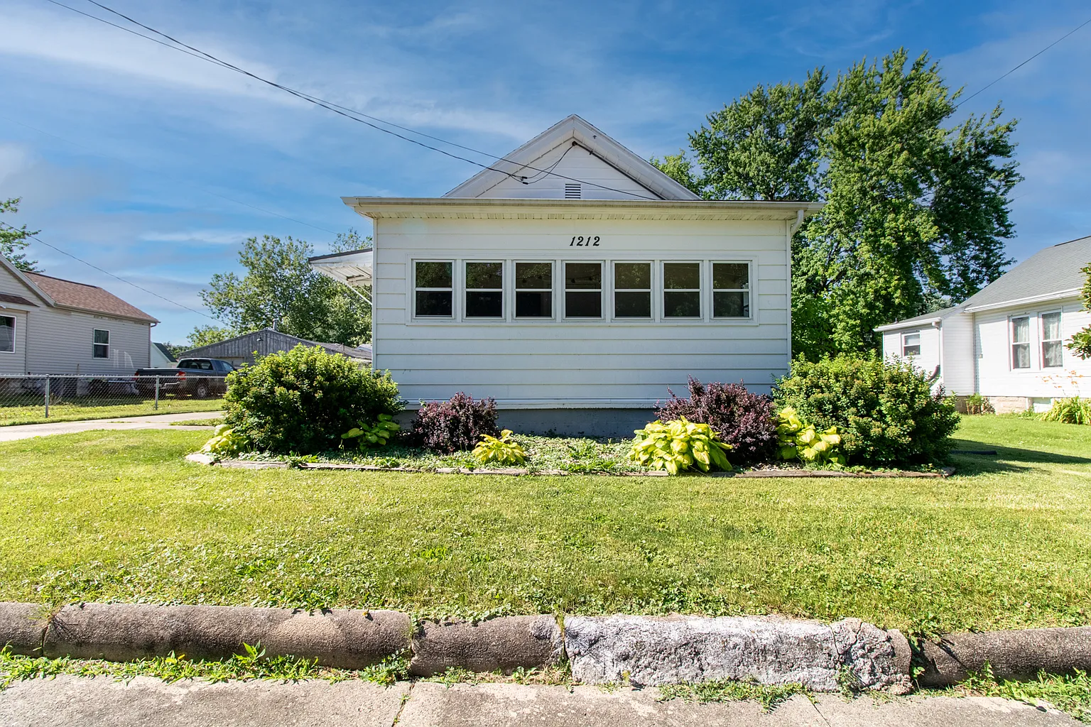 1212 W Elm St photo 1