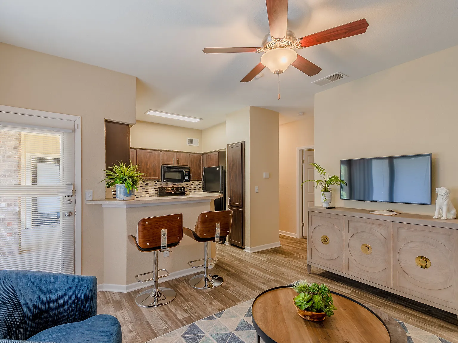 Country Club Apartments — Photo 4