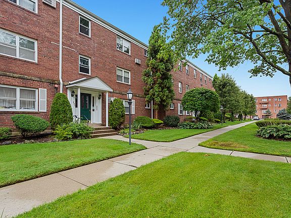 3rd image of 237 Johnson Ave APT P6