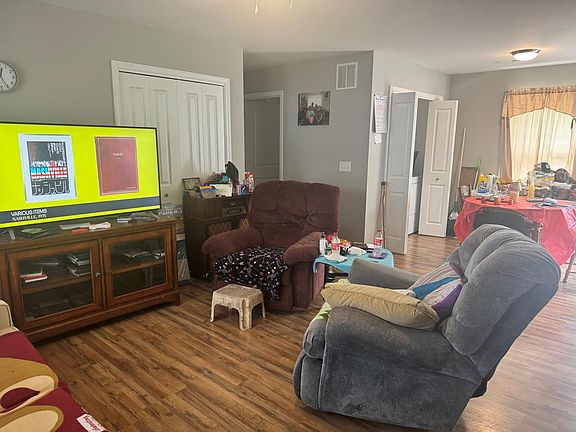 3rd image of 112 Highwood Ln