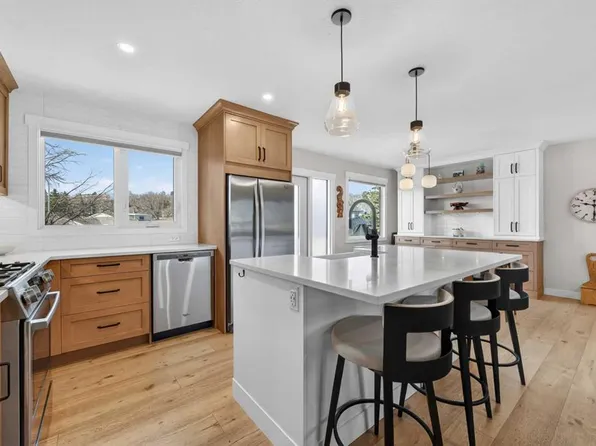 8927 N 48th Ave NW, Calgary, AB T3B 2B5