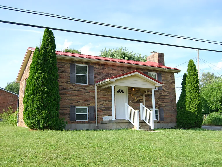 811 Cedarcrest Dr — Photo 2