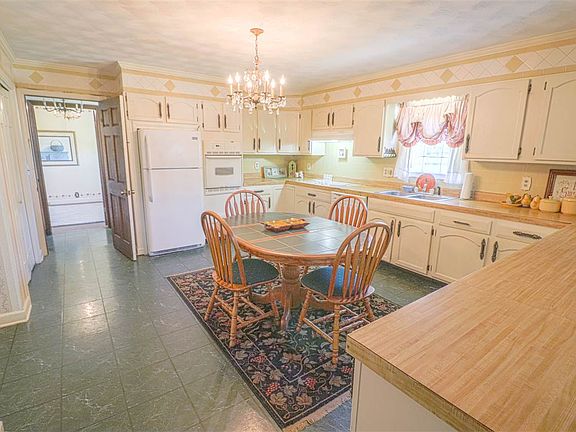 5th image of 901 Vivian Dr