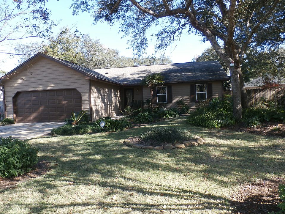 1st image of 2002 Plumosa Palm Dr
