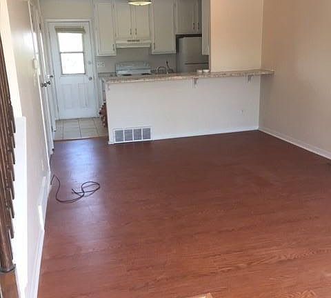 5th image of 121 Oakwood Rd E