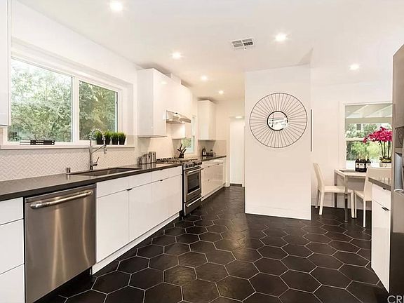 5th image of 11482 La Maida St