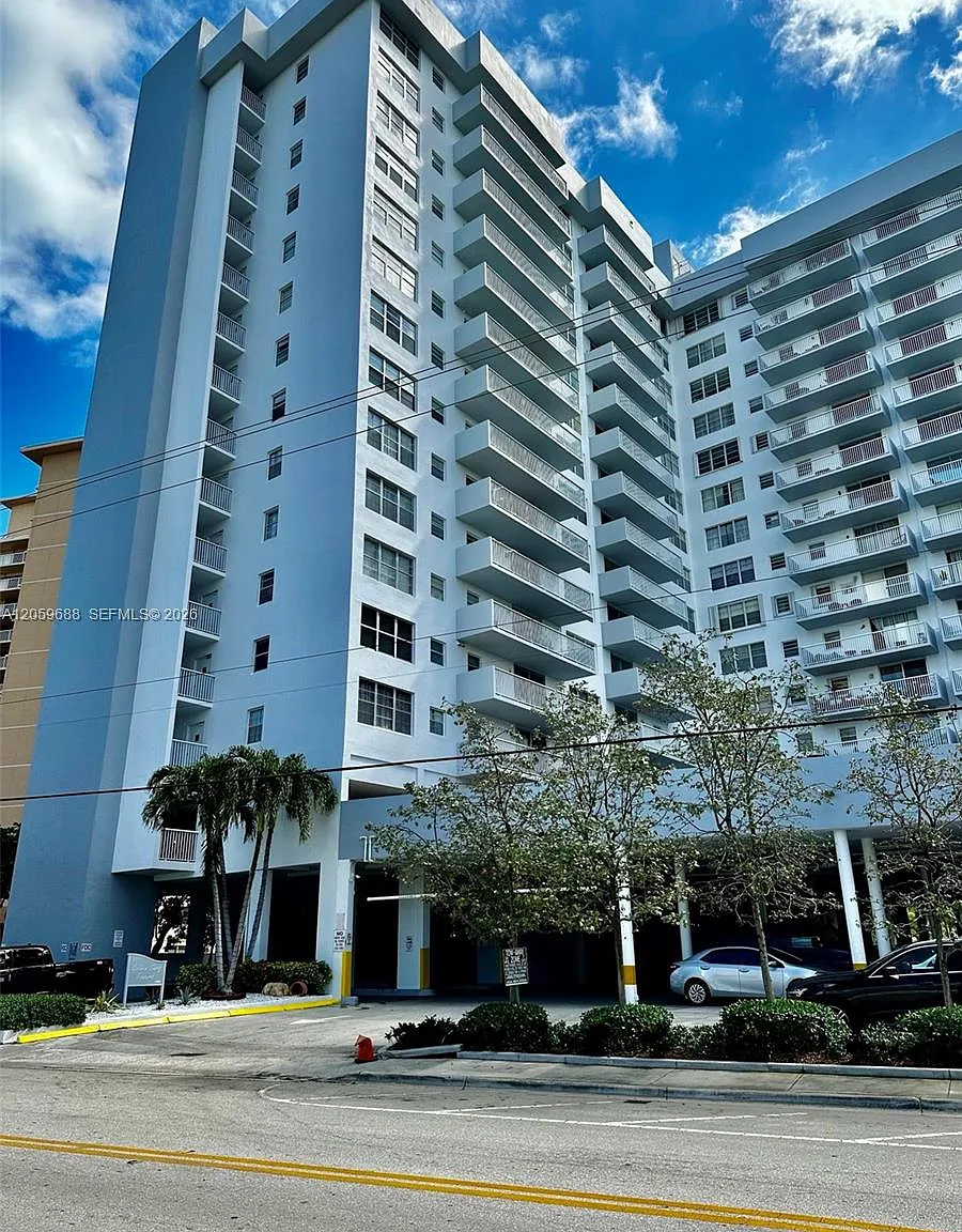 Golden Surf Towers Condo — Photo 1