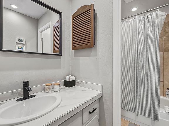 5th image of 330 E La Bonte St #13B