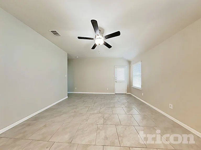 423 Ashley Falls Ln — Photo 2