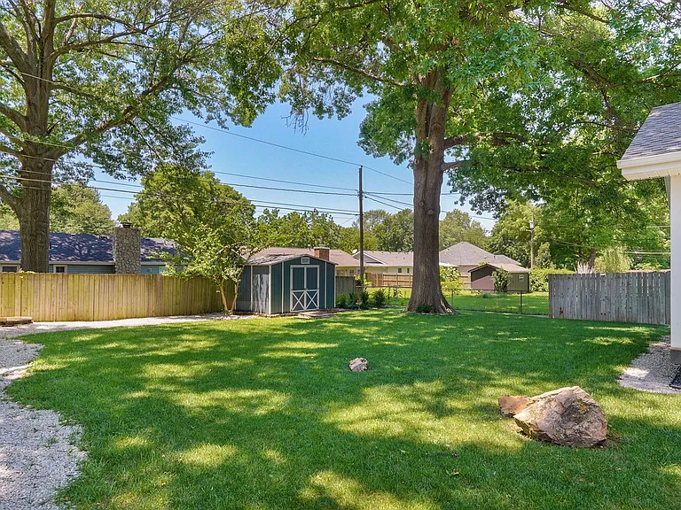2351 S Rogers Ave — Photo 30