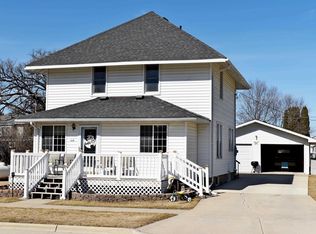 104 E 4th St, Riceville, IA 50466