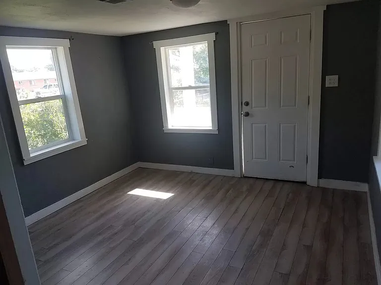 389 S Newton St — Photo 6