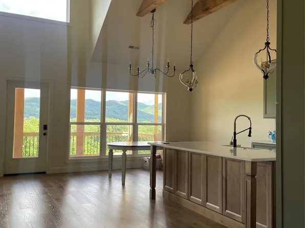 126 Chepstow Pl, Black Mountain, NC 28711