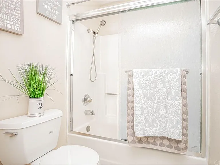 435 S Virgil Ave #320 — Photo 6
