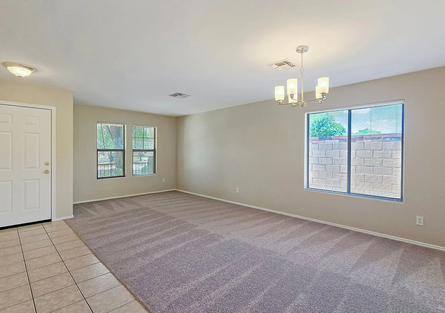 Excellent Corner Lot Home! Mostly tile flooring! — Photo 4