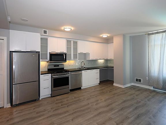 4th image of 170 King St Unit 1004