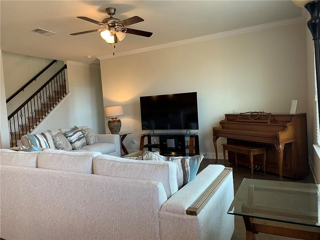 4 bed, 2766 sqft, $2,395 — Photo 4
