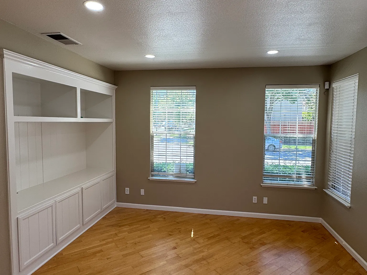 3 bed, 2.5 bath, 1889 sqft, $4,950 — Photo 2