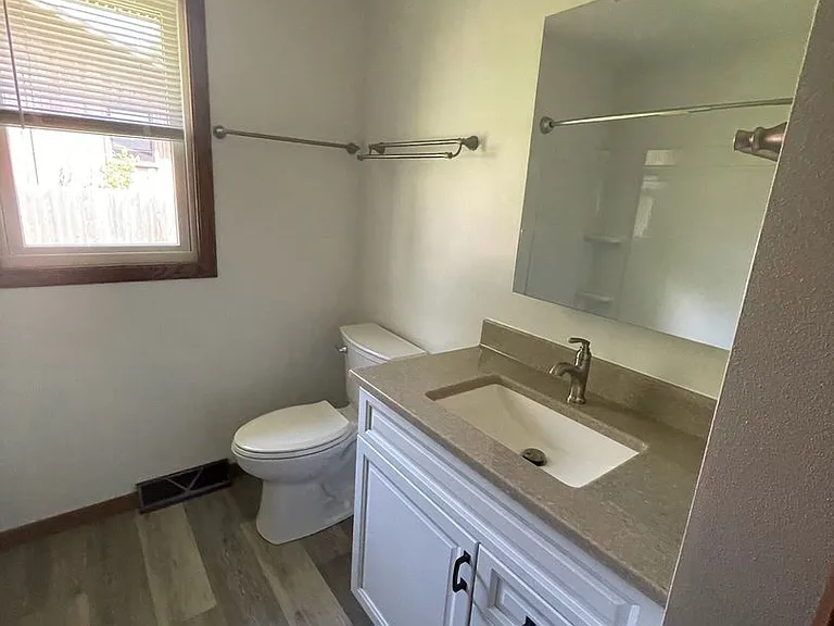 2218 W Wall St — Photo 11