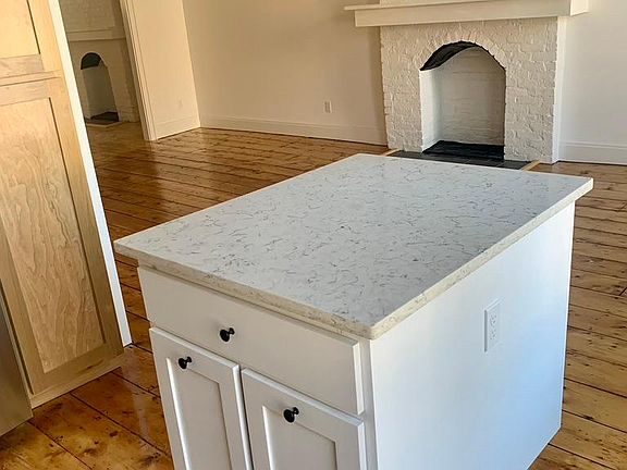 4th image of 557 Warren St #1