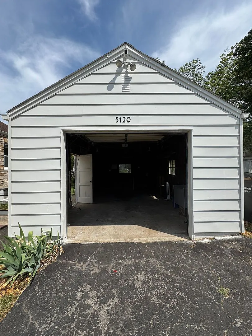 Building Photo - 5120 Starkey Rd