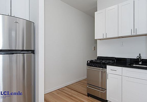3rd image of 450 E 81st St APT 18