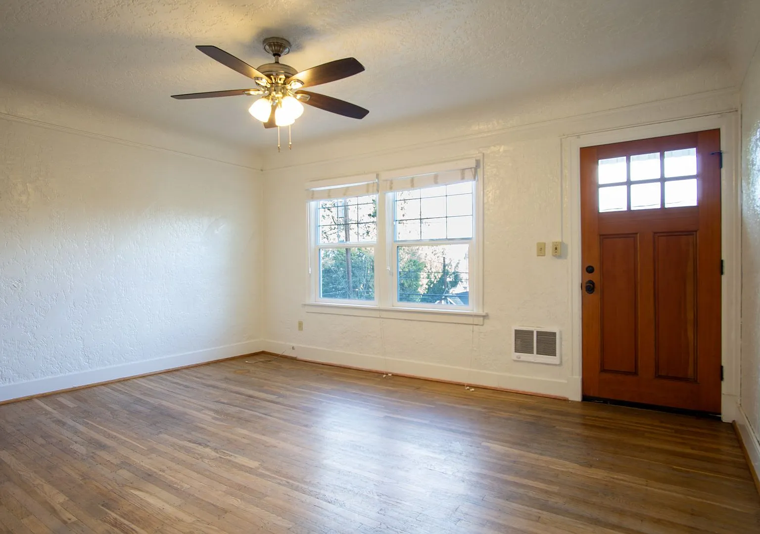 John's Landing Charmer: H/W Floors, Close to OHSU, Pet-Friendly! — Photo 4