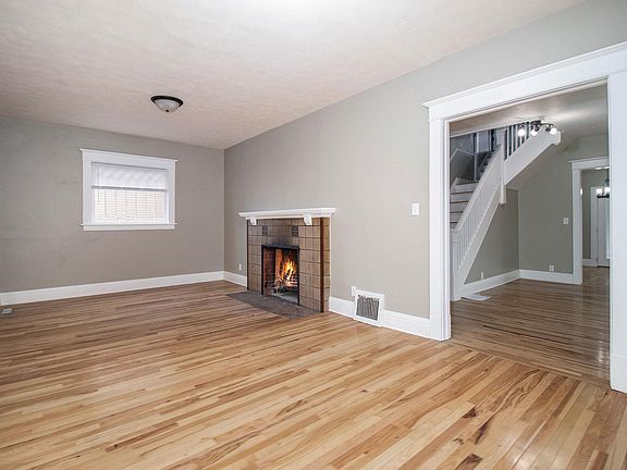 3rd image of 909 Lincolnway St E