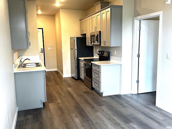 4th image of 12547 SW Main St