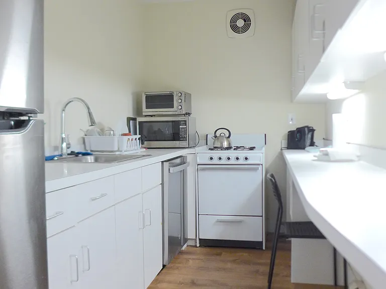 989 Memorial Dr — Photo 8