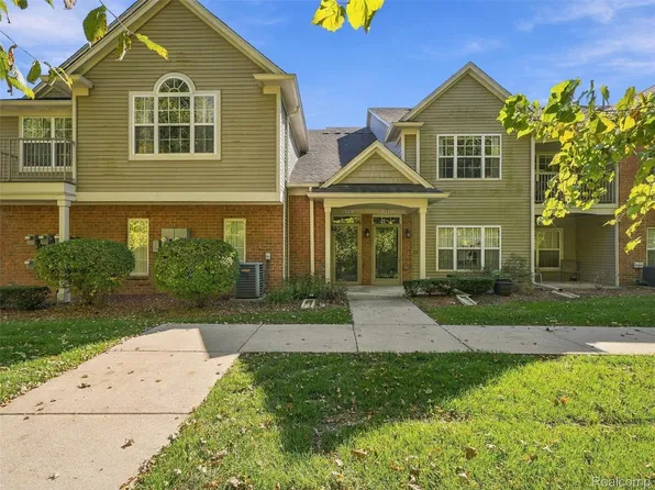 11351 N Woods Dr, Shelby Township, MI 48317