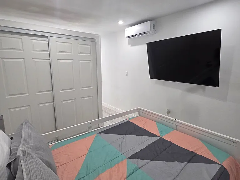 Cozy studio with Smart TV, full kitchen, dining area & comfy bed.