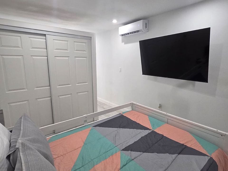 Cozy studio with Smart TV, full kitchen, dining area & comfy bed.