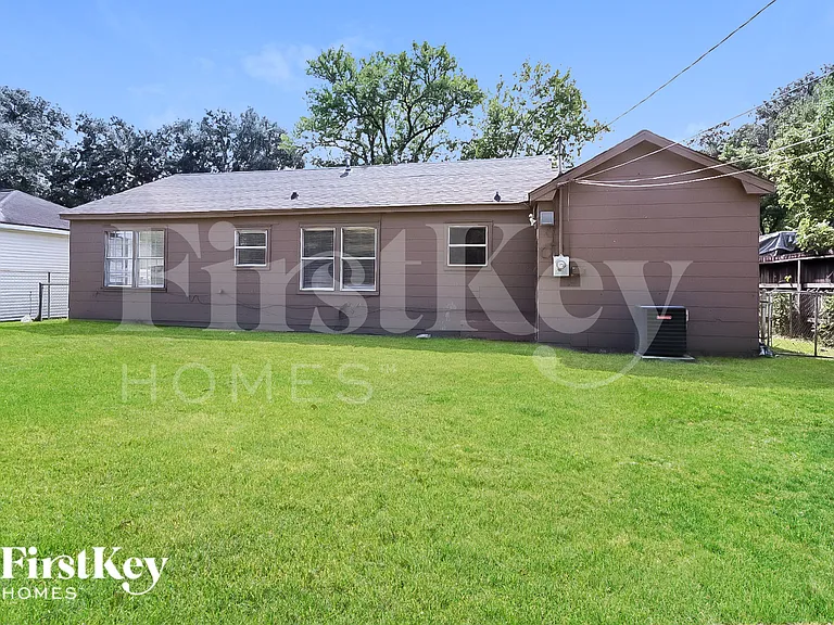 706 E Humble St — Photo 14