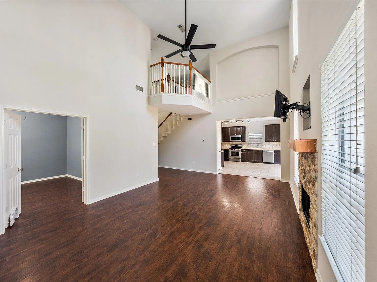 3 bed, 2.5 bath, 2526 sqft, $2,150 — Photo 4