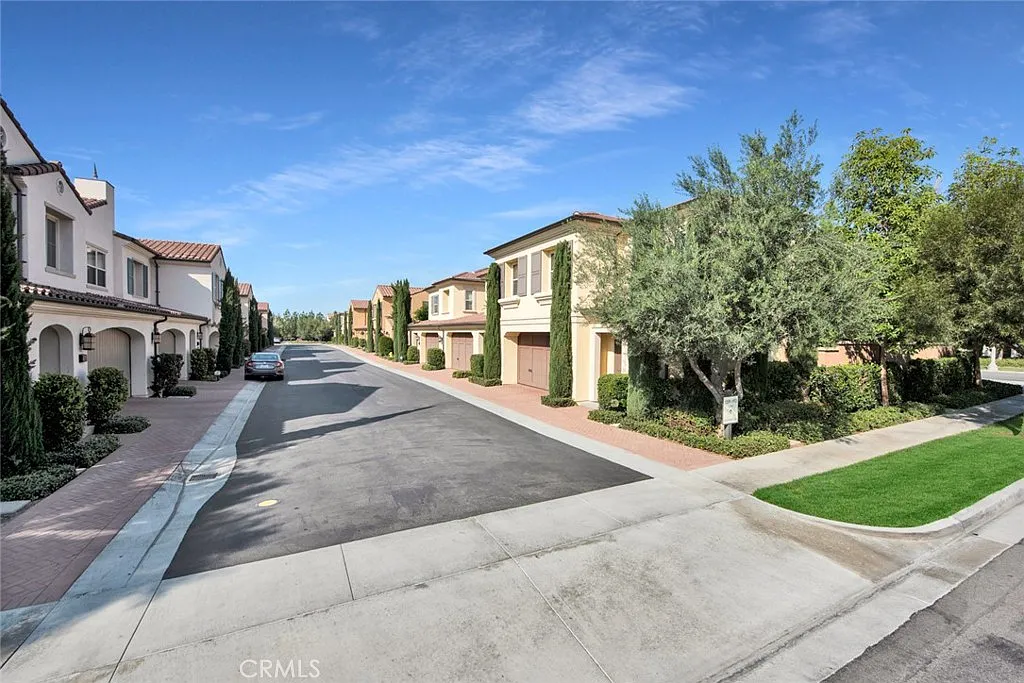 3 bed, 2.5 bath, 1554 sqft, $4,550 — Photo 3
