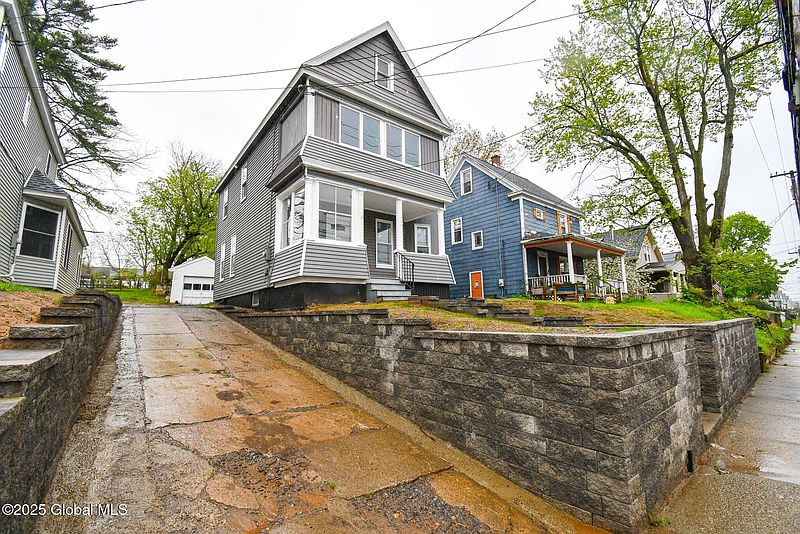 3rd image of 352 Mohawk Avenue