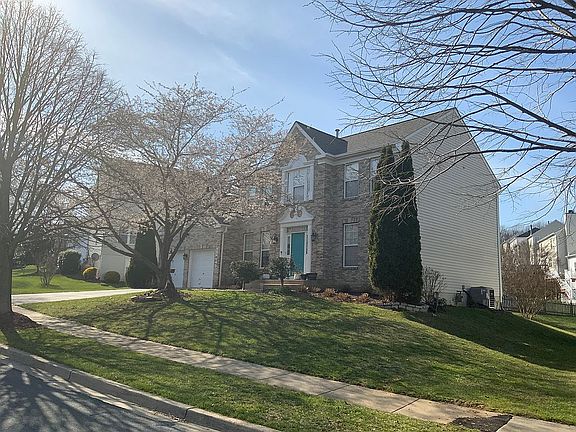 Huge Colonial with 4/5 Brms