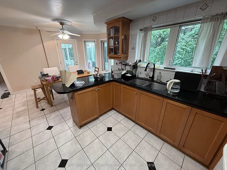 63 Lehar Cres — Photo 6