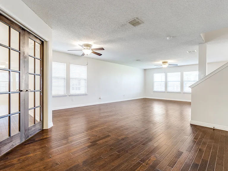 2112 Royal Acres Trl — Photo 4