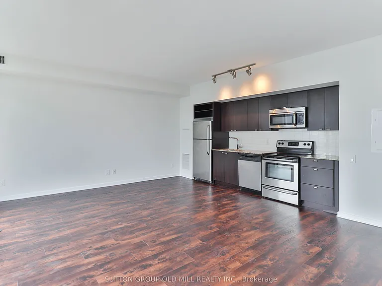 105 The Queensway #2516 — Photo 2