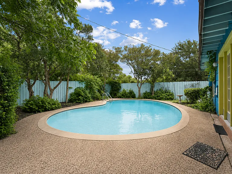123 Westchester Dr — Photo 1