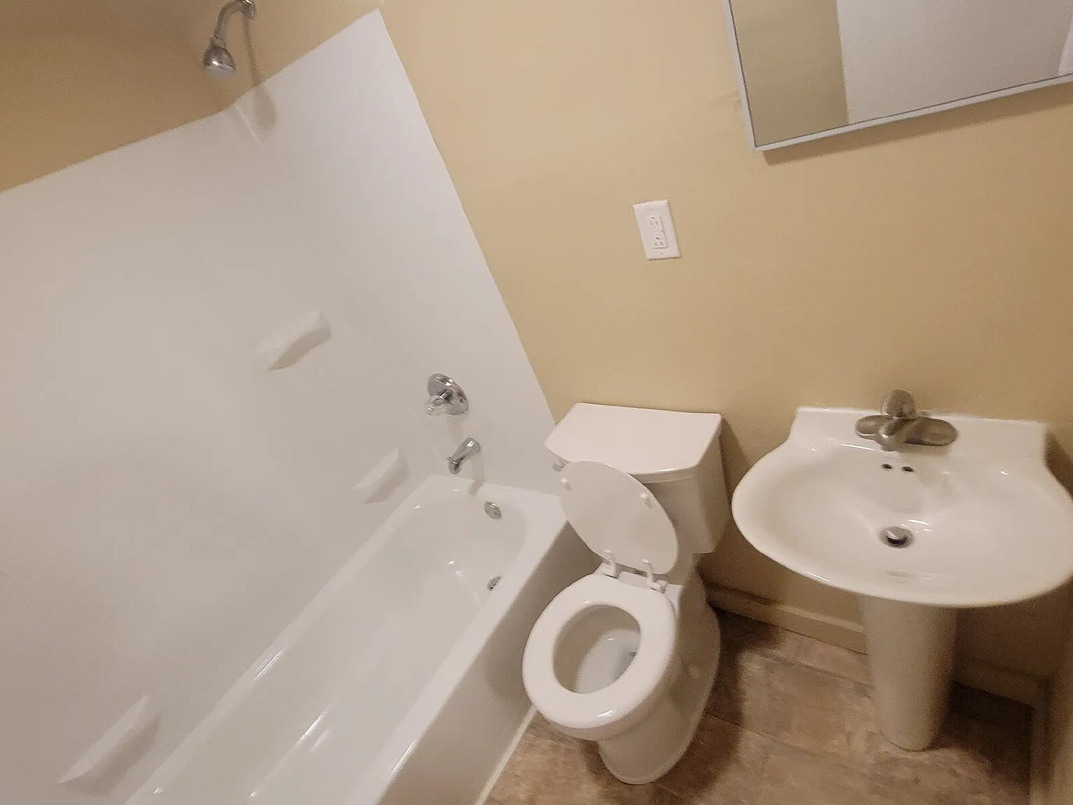 3 bed, 1.0 bath, $1,050 — Photo 4