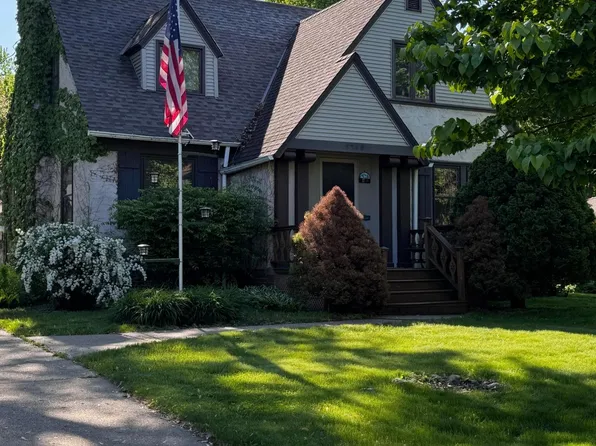 1740 Arona St, Falcon Heights, MN 55113