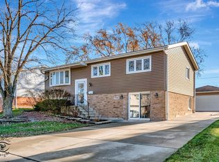 9141 Barberry Ln, Oak Lawn, IL