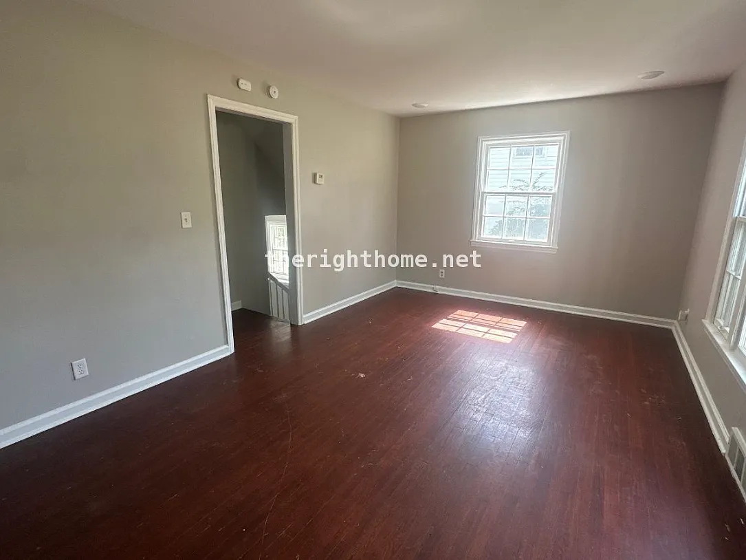 3 bed, 1.5 bath, 1280 sqft, $1,300 — Photo 3